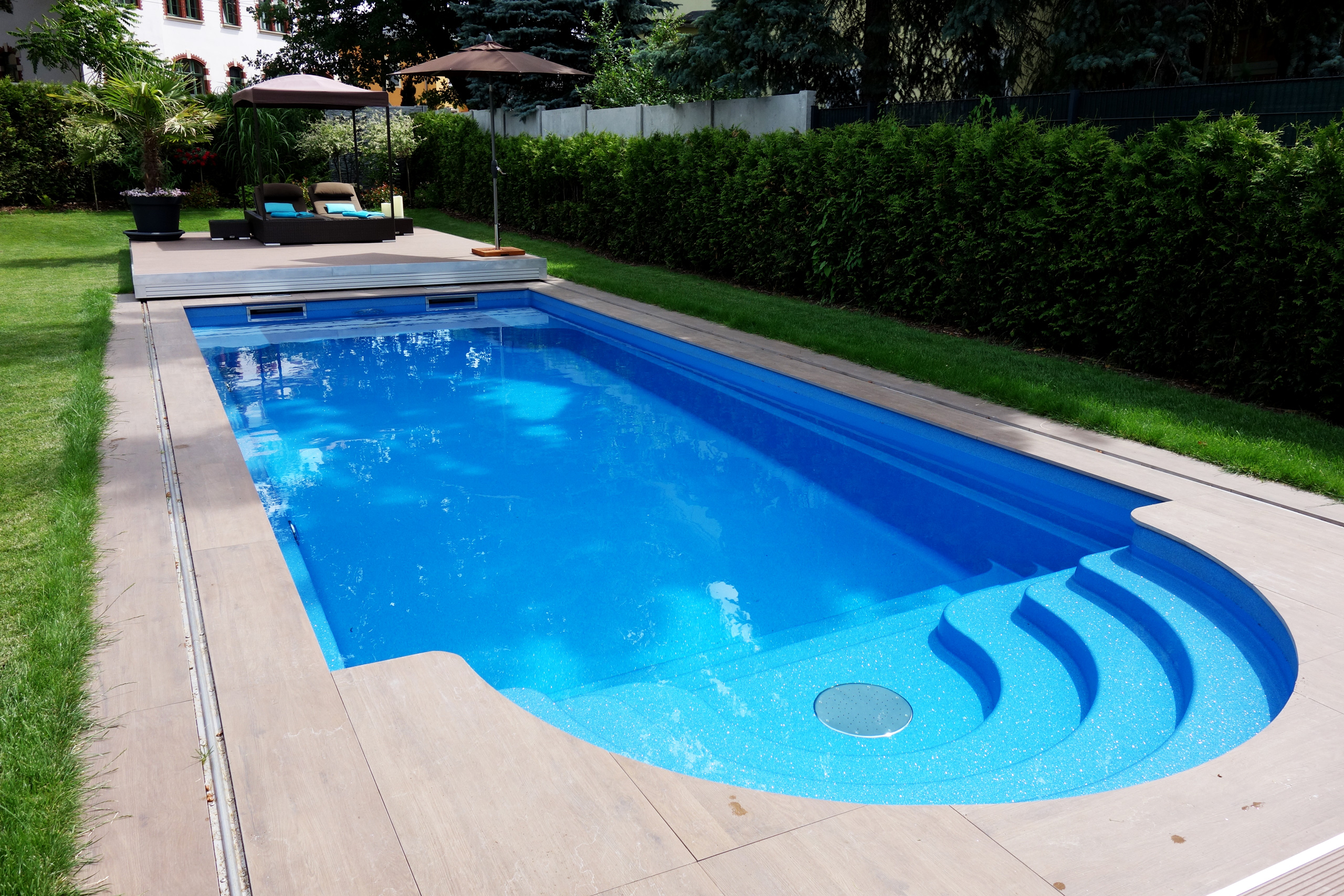 Compass Pool Schwimmbecken Java 101 mit blauer Folie, Treppe und Terrassenabdeckung im Garten