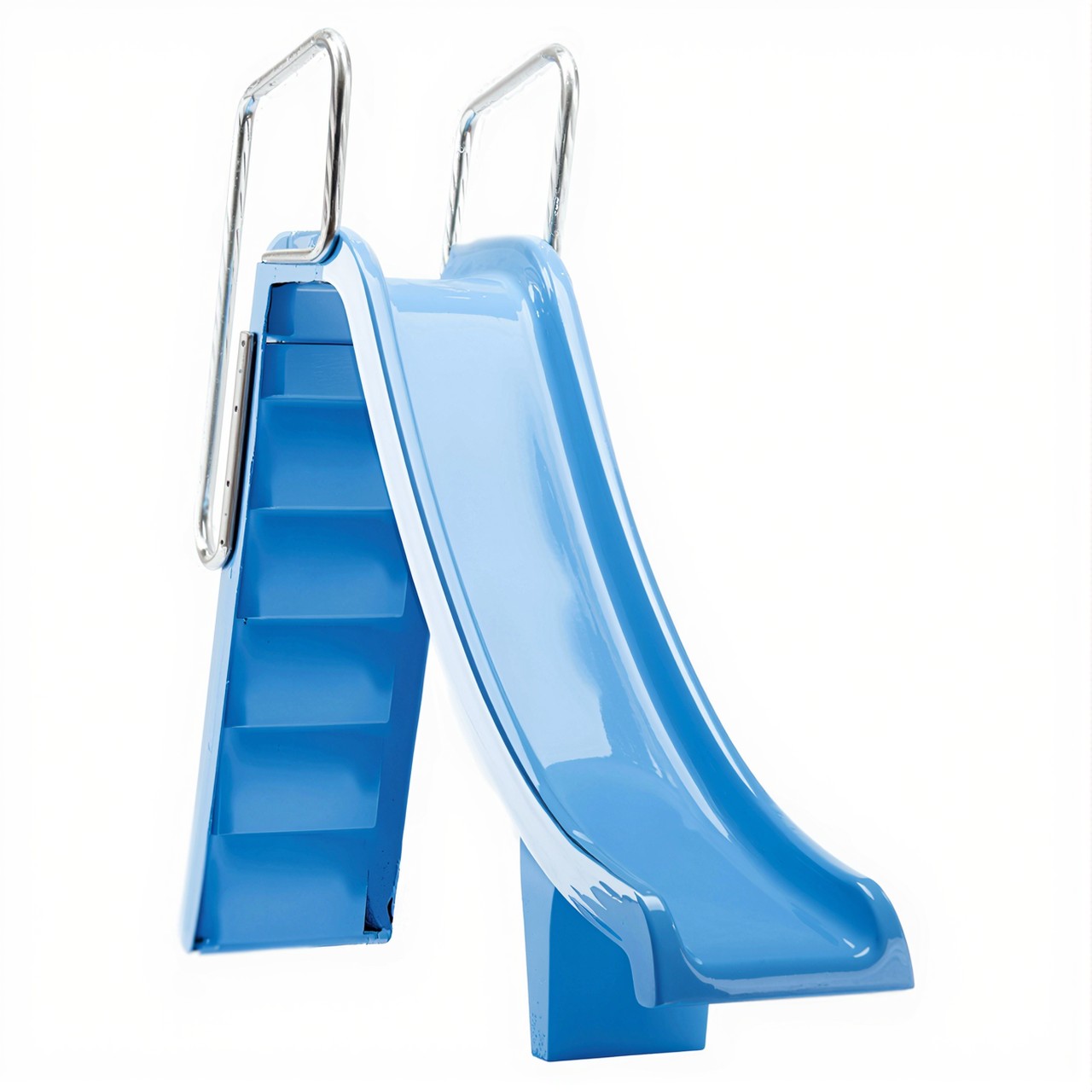 Detailansicht der blauen Wasserrutsche Pranaslide mit integrierter Treppe und Handläufen.