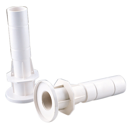 Zwei weiße Astralpool Kunststoff Wanddurchführungen mit Gewinde und Flansch, diagonal angeordnet.