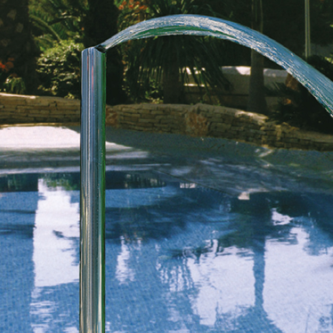 Schwallrohr vertikal aus Edelstahl, das einen Wasserbogen in einen Pool speist