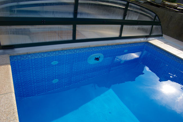 Gegenstromschwimmanlage und Einlaufdüsen