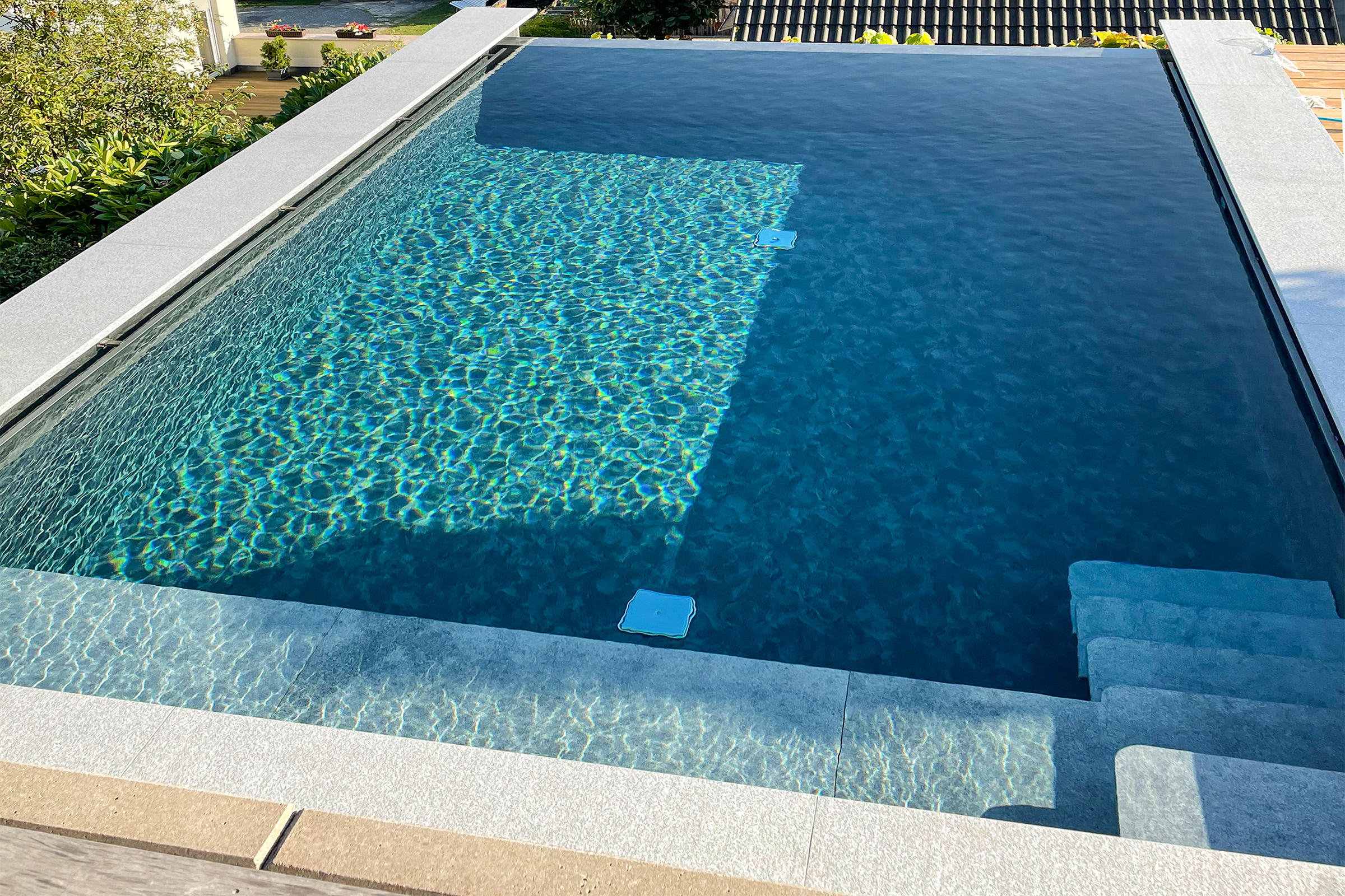 betonbecken-mit-infinityrinne-004 betonbecken-mit-infinityrinne-und-freitragender-treppe-aus-granit