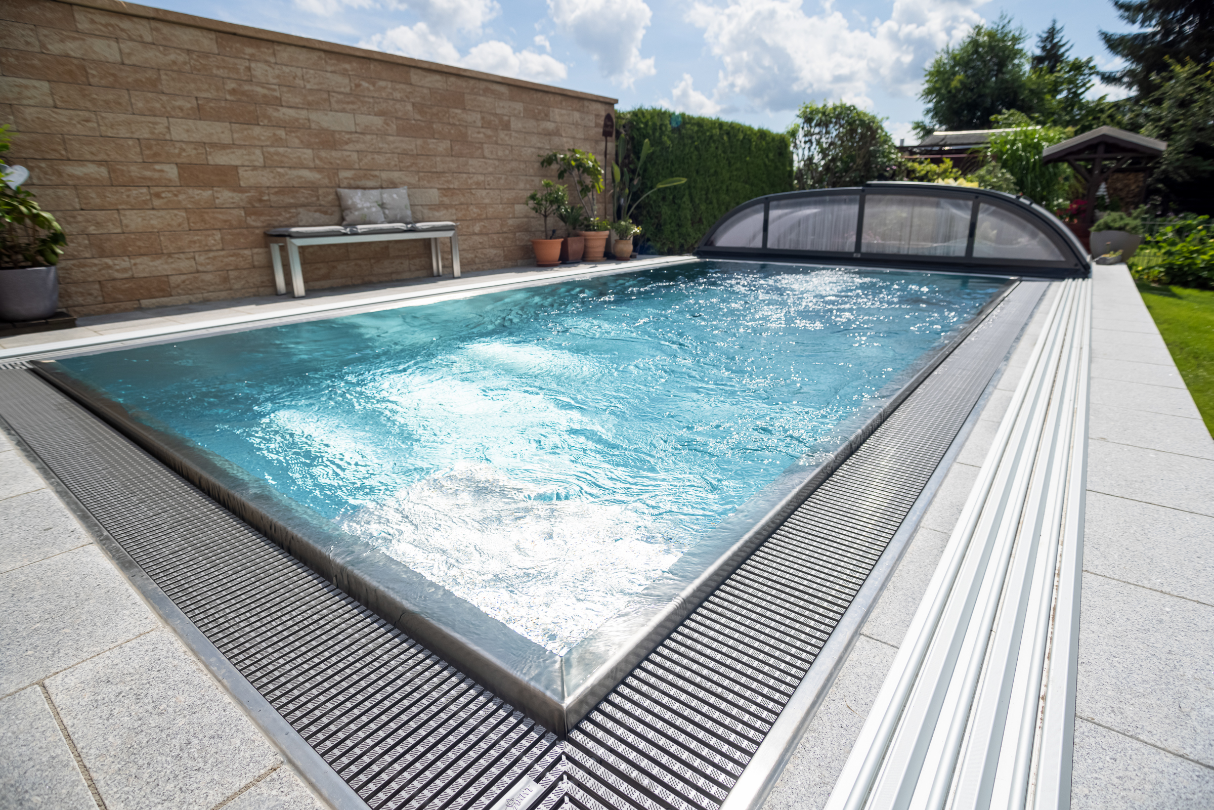 Edelstahlpool - Überlaufpool mit Poolüberdachung Edelstahlpool - Überlaufpool mit Poolüberdachung