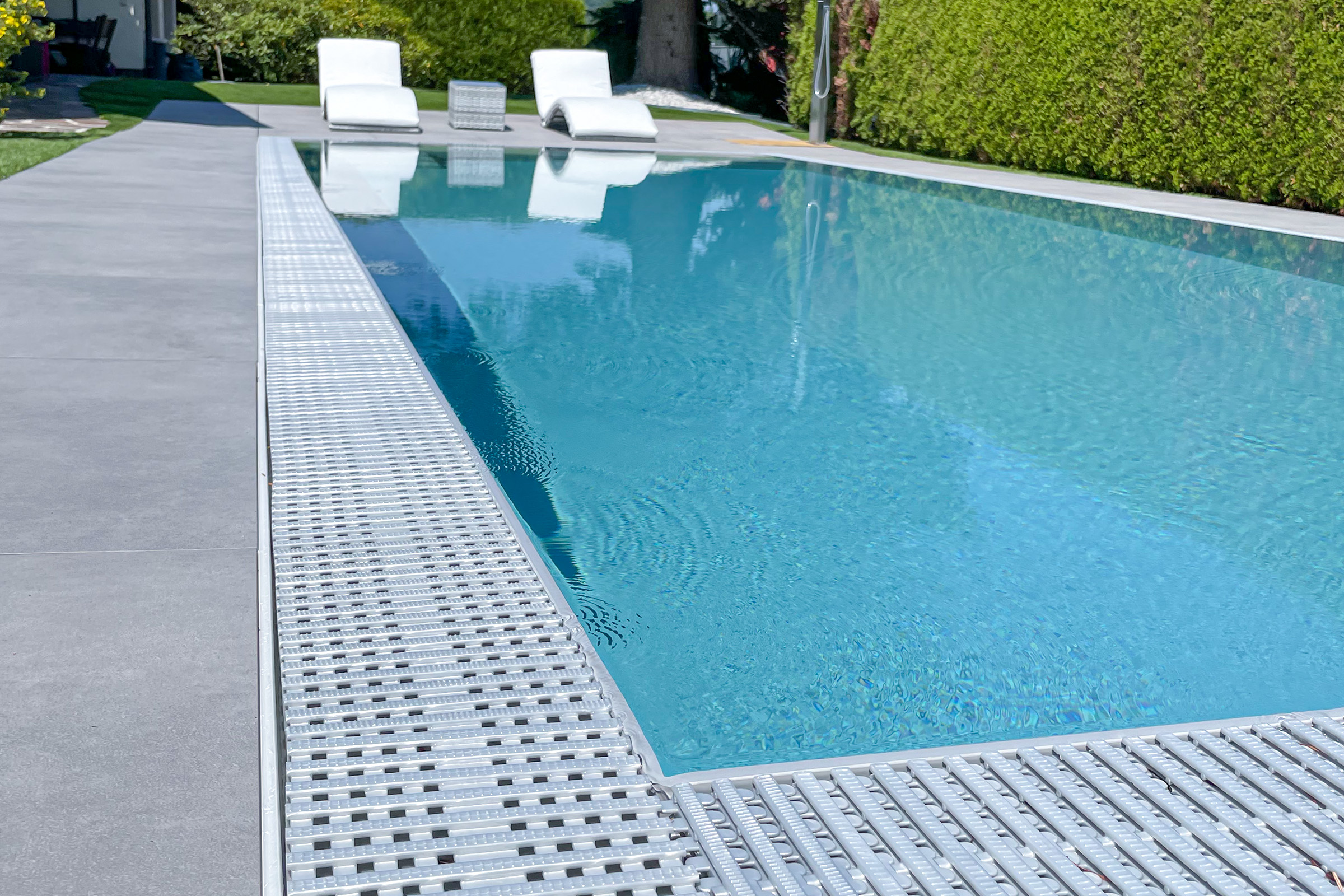 pp-rinnenbecken-pime-pp-108-grau-006 Polypropylen Rinnenpool 3,3x9,0x1,35m mit Rollladenabdeckung in Sitzbank