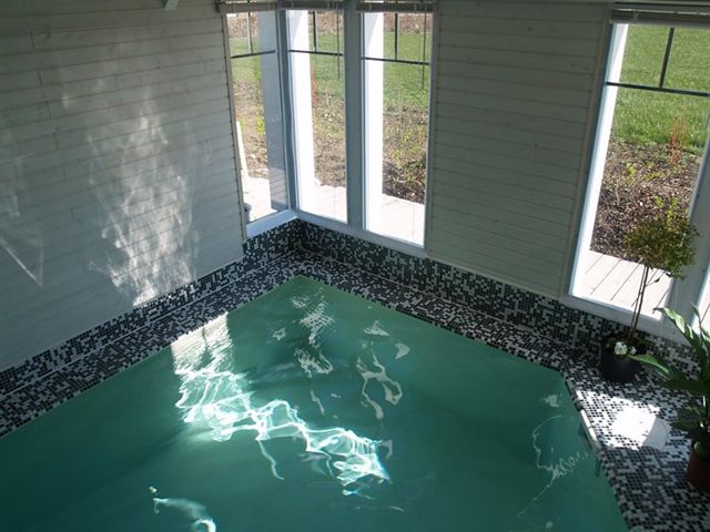 Hallenbecken 5x3x1,35 m mit Mosaikrand und großen Fenstern, von oben betrachtet