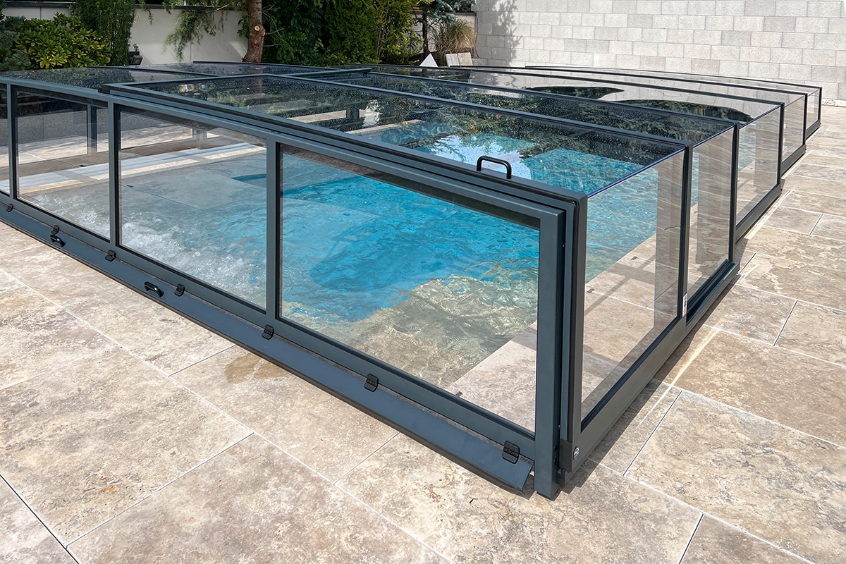 Detailansicht der flachen Poolüberdachung Aluna® Exclusive Line R1 mit Schiebetür und Griff