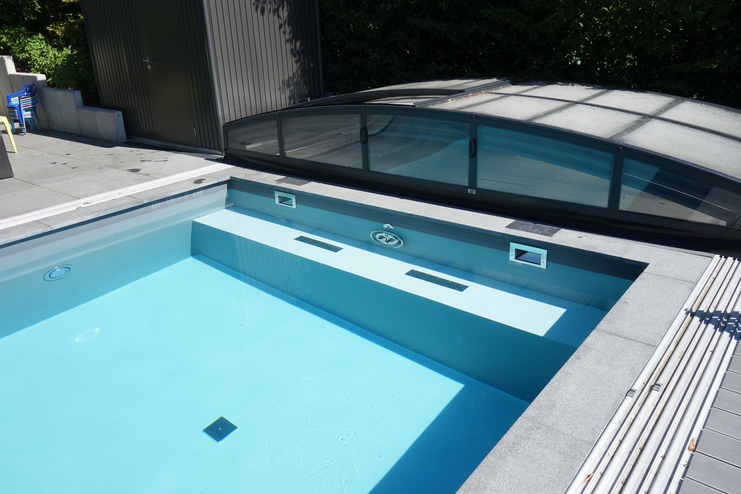 Detailansicht des Betonbeckens mit Ecktreppe, Sitzbank und der Überdachung Casablanca Infinity