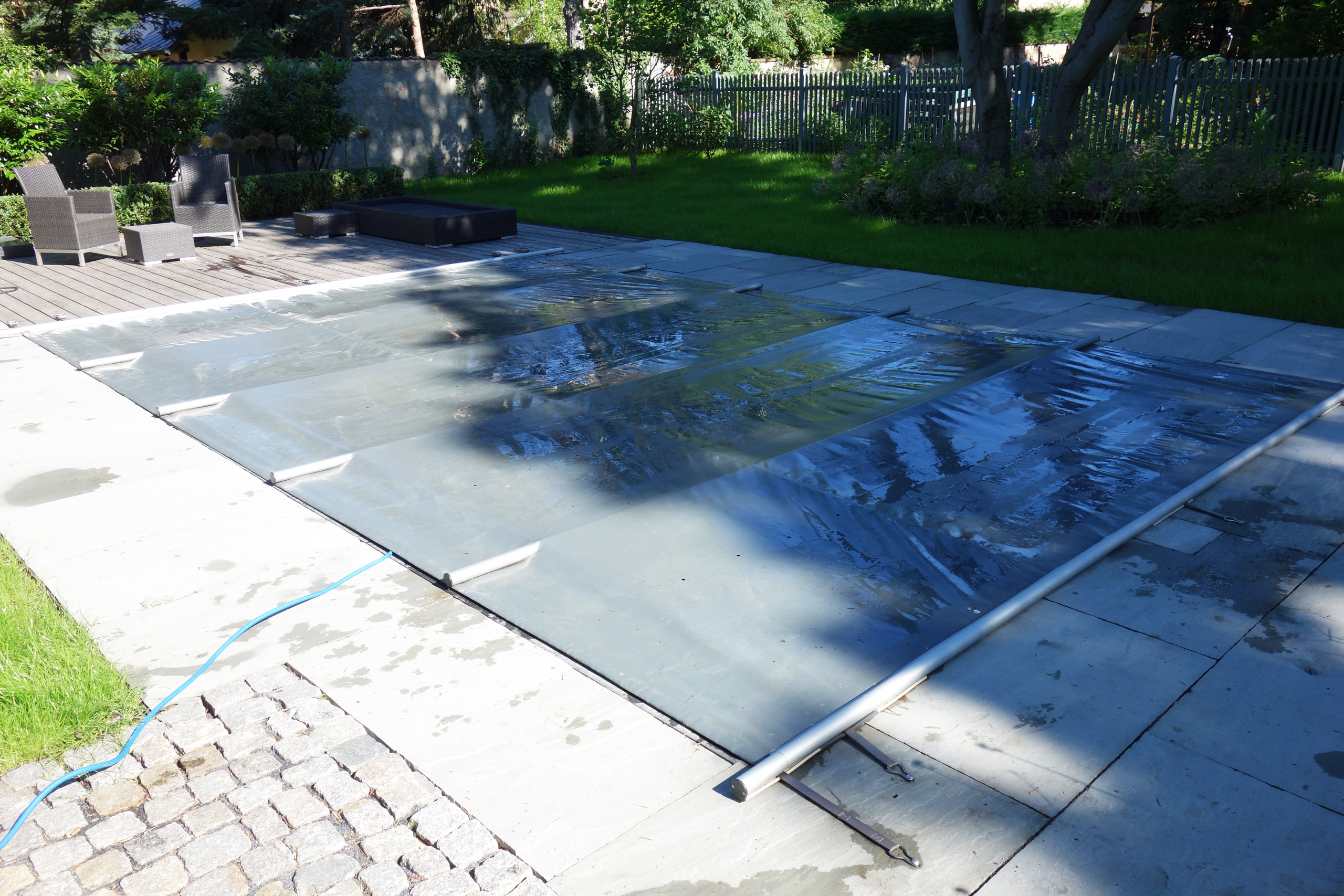 Rechteck-Pool 3,5x6x1,15m mit gerader Treppe, abgedeckt mit einer Poolabdeckung