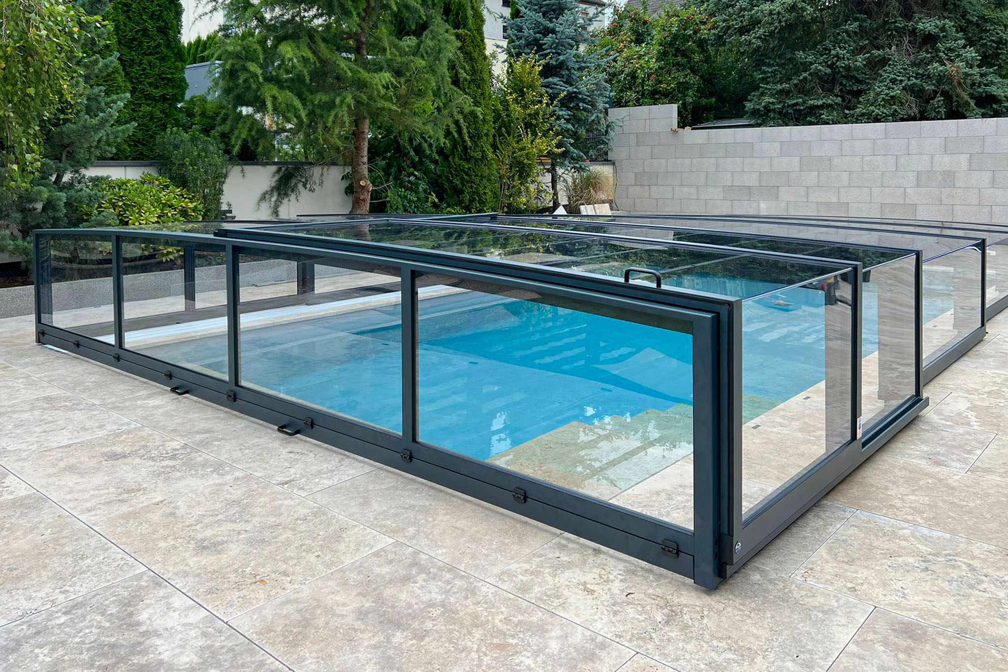 Aluna Exclusive Line R1 Poolüberdachung, Detailansicht der Schienenführung am Beckenrand