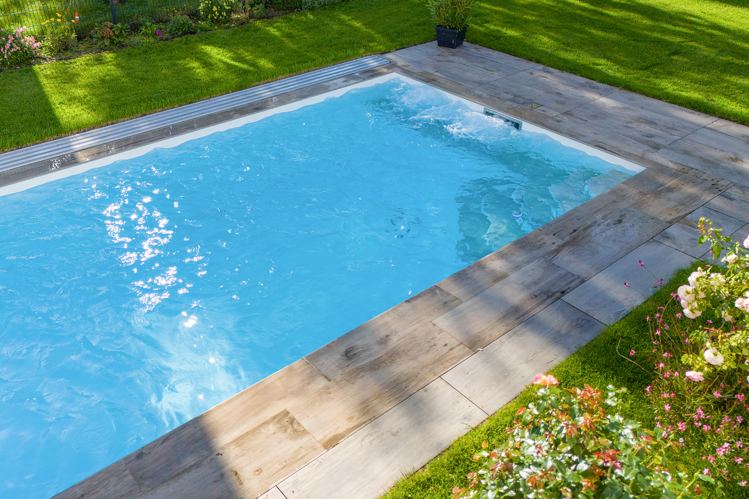 betonpool-mit-luftsprudel-sitzbank-poolueberdachung-008 Betonpool mit Luftsprudelsitzbank und Poolüberdachung
