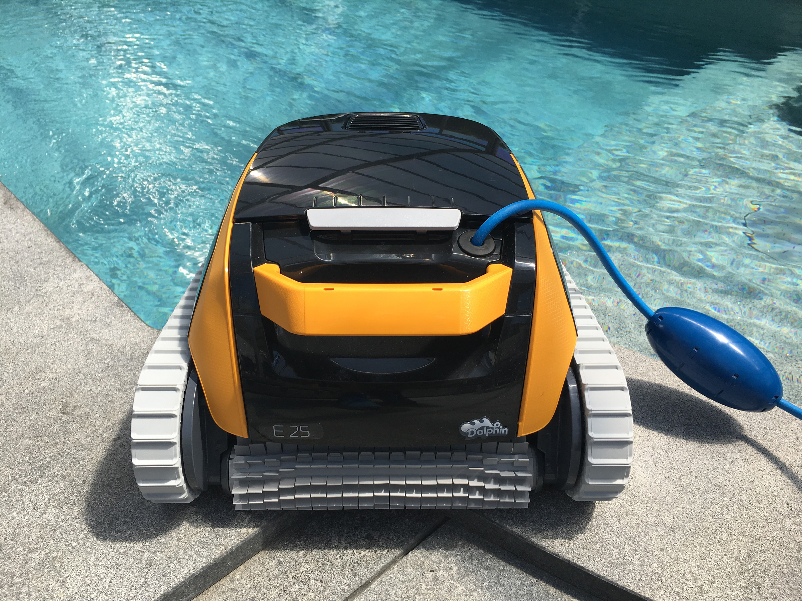 Rückansicht des Dolphin E25 Schwimmbadroboters mit blauem Kabel am Poolrand