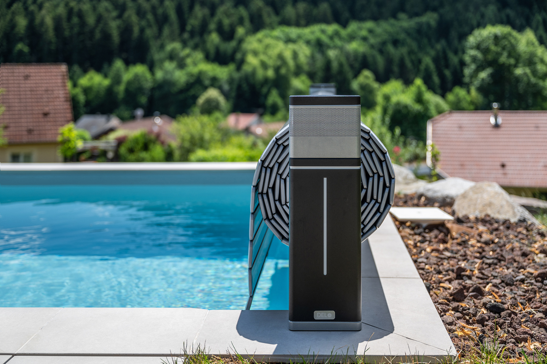 Elektrischer Pool Aufroller Tixit in Schwarz mit aufgerollter Rollladenabdeckung am Poolrand