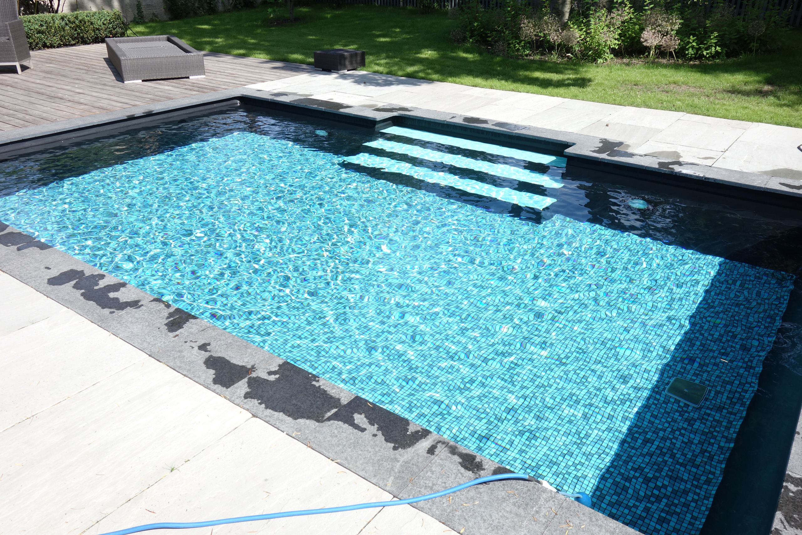 Rechteck-Pool 3,5x6x1,15m mit gerader Treppe und blauer Mosaikfolie, umgeben von Terrassenplatten