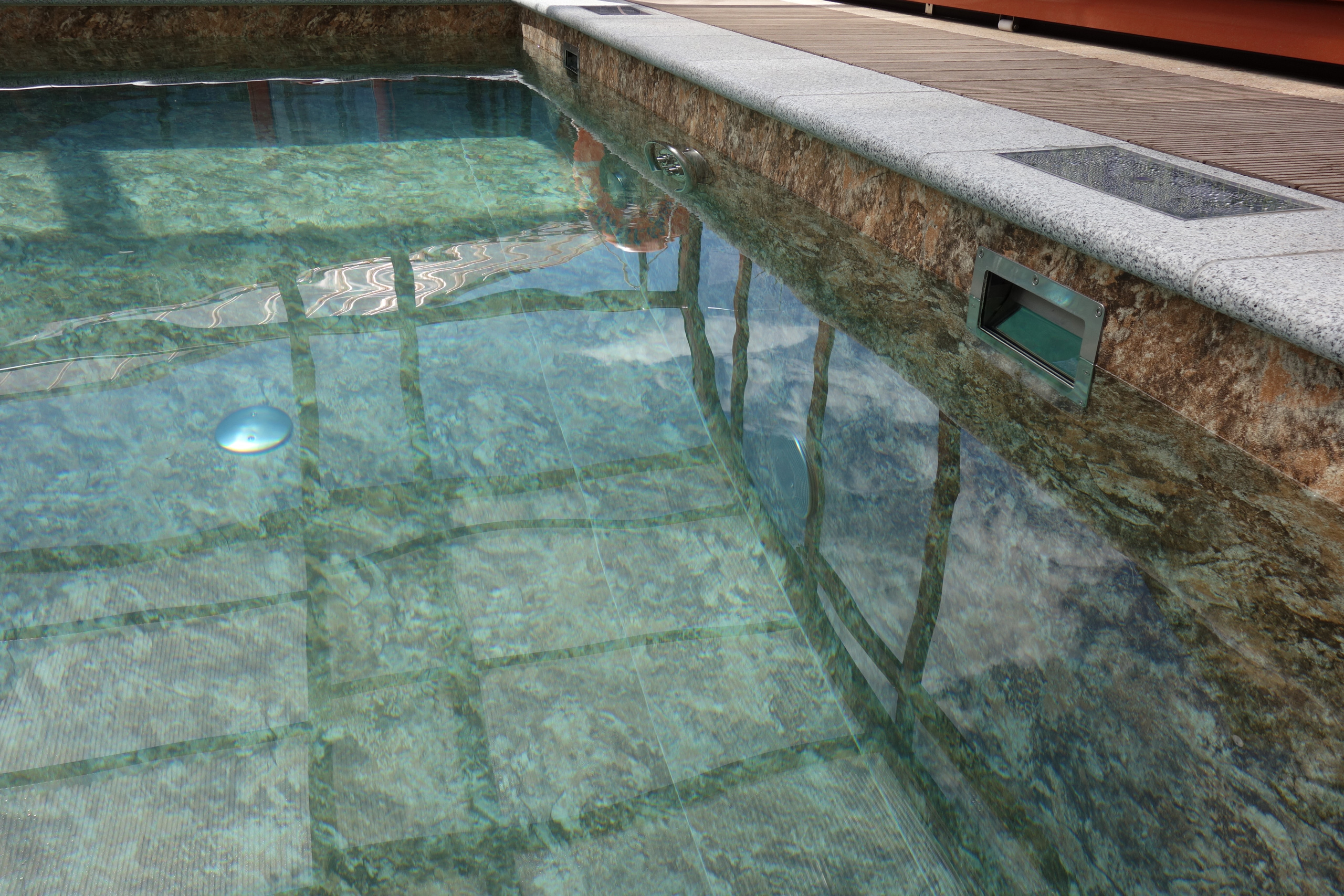 Detailansicht der Alkorplan 3D Touch Folie mit Steinoptik und Unterwasserbeleuchtung im Schwimmbecken