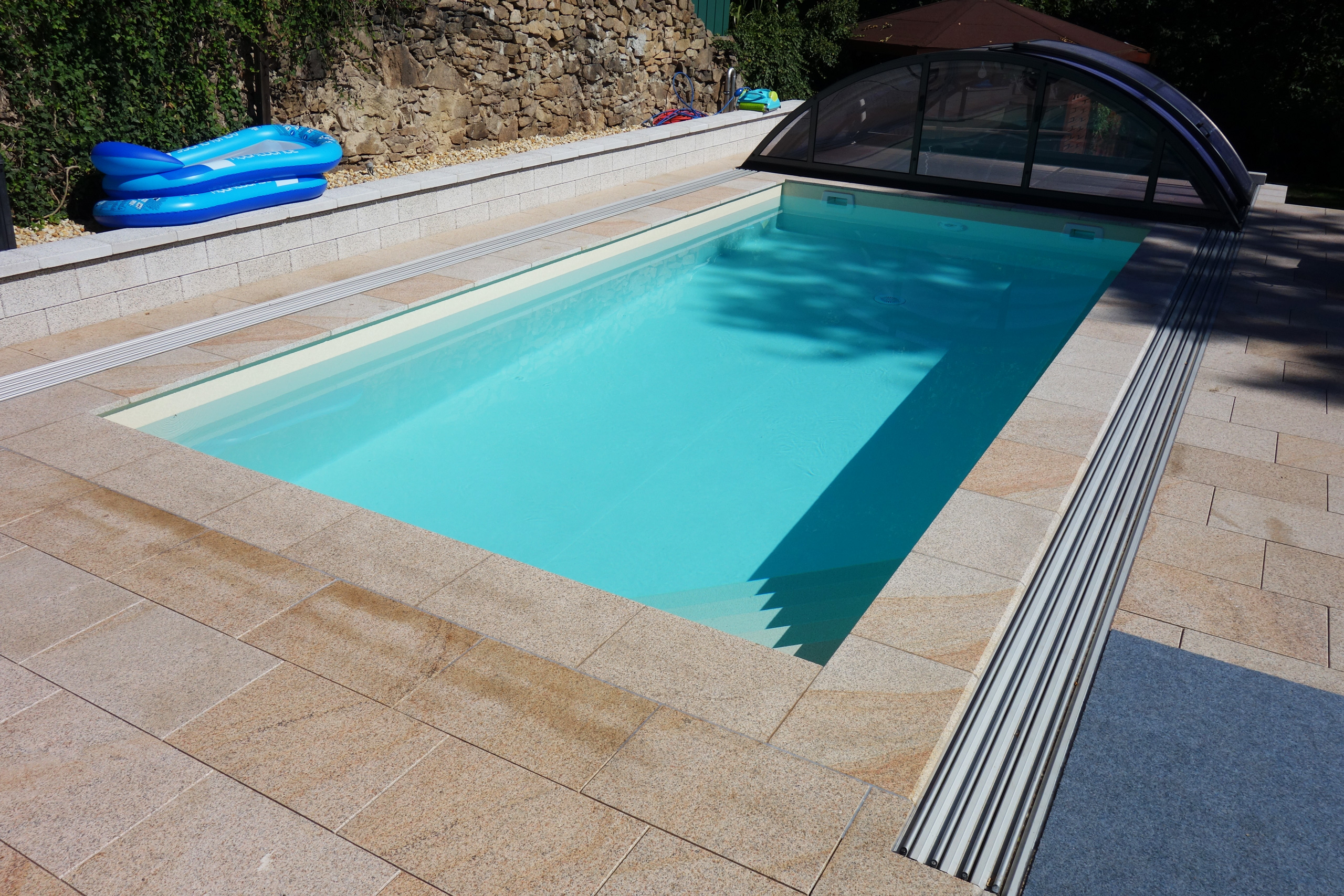 Rechteckpool 3,5x7x1,5m mit Ecktreppe, Podest, Stehstufe und teilgeöffneter Überdachung Klasik Clear