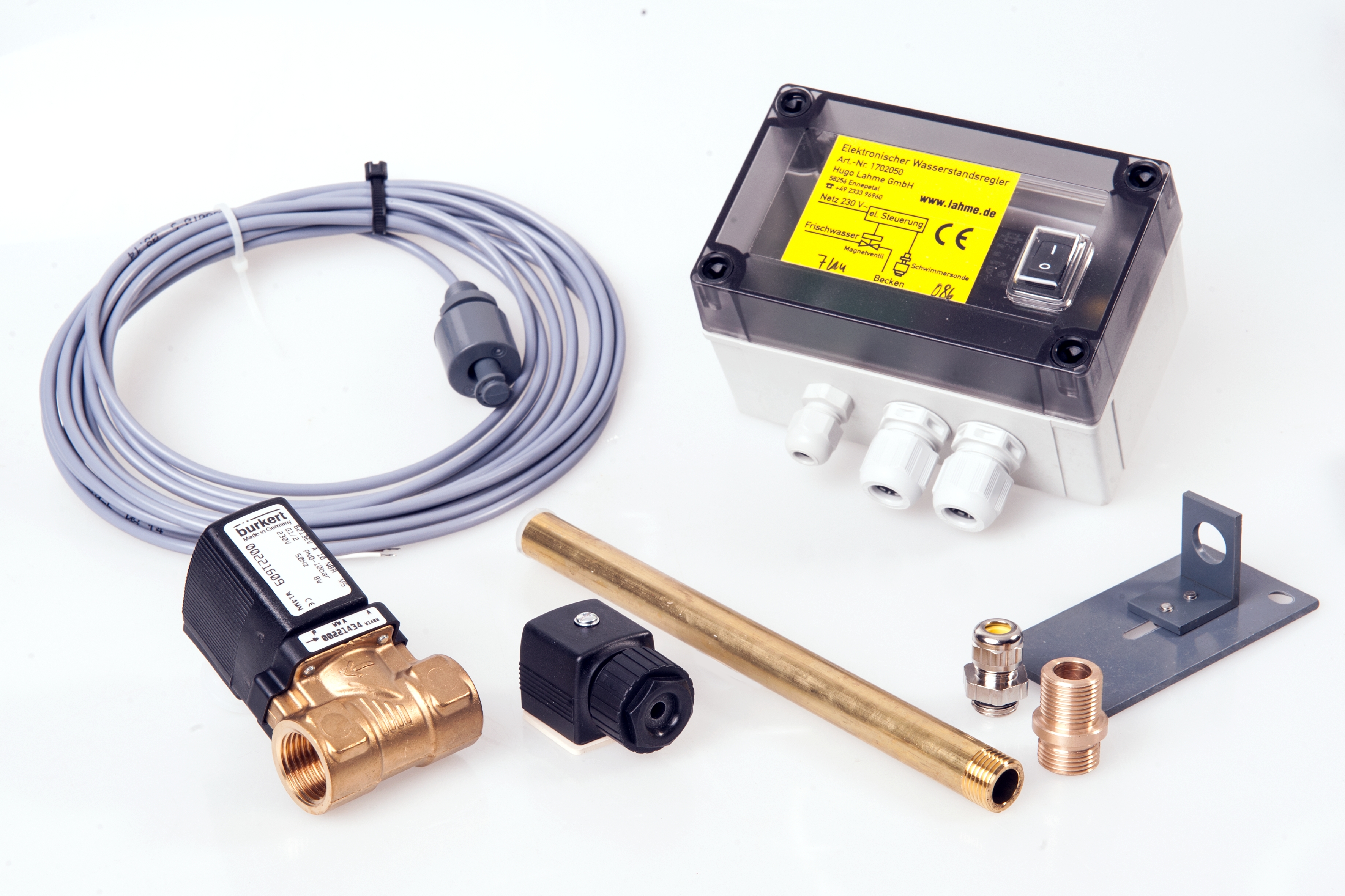 Einzelteile des elektronischen Wasserstandsreglers: Steuerbox, Magnetventil, Kabel mit Sensor und Montagezubehör.