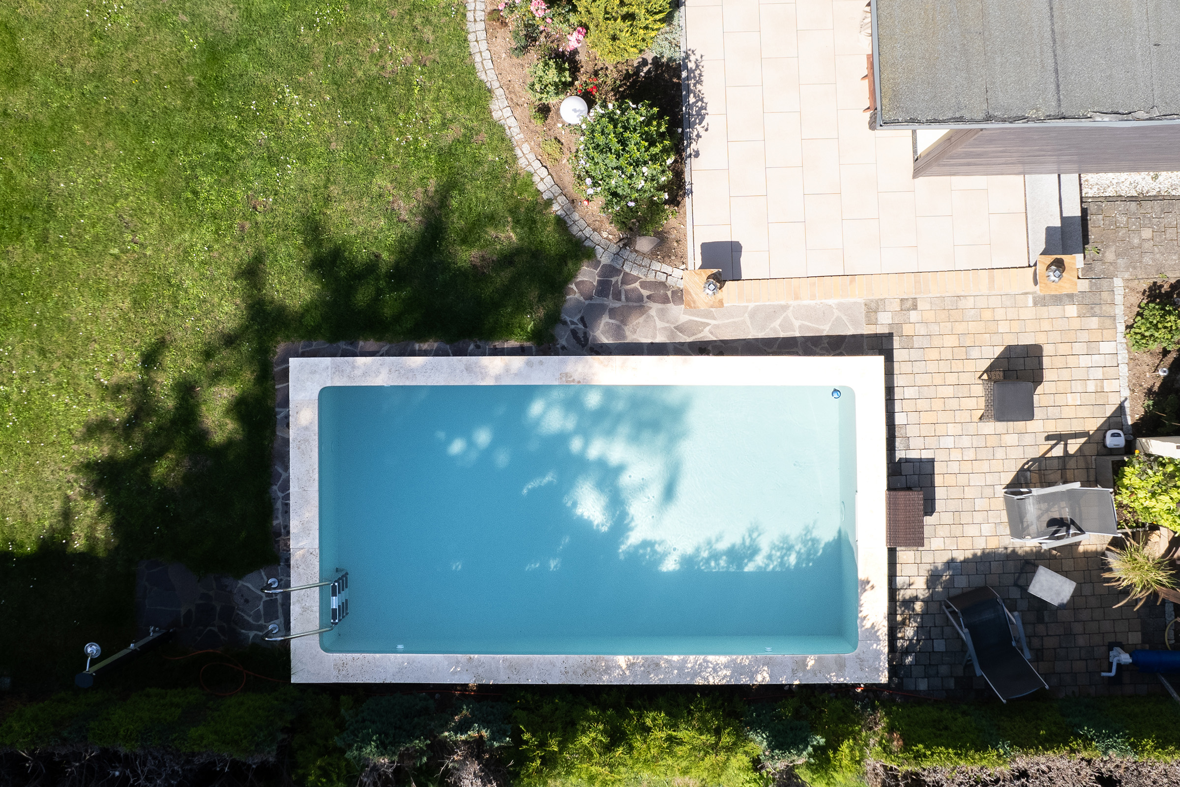 pp-skimmerbecken-hellgrau-mit-astral-einbauteilen-007 Hellgraues PP Schwimmbecken mit Einbauteilen von Astral