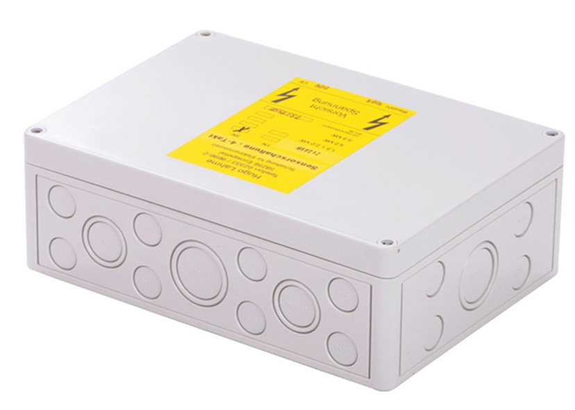 Detailansicht der weißen PN-Schaltung mit gelbem Warnetikett und seitlichen Kabeldurchführungen.