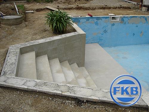 Betontreppe und Beckenrand eines Pools vor der Sanierung mit hellblauer Folie