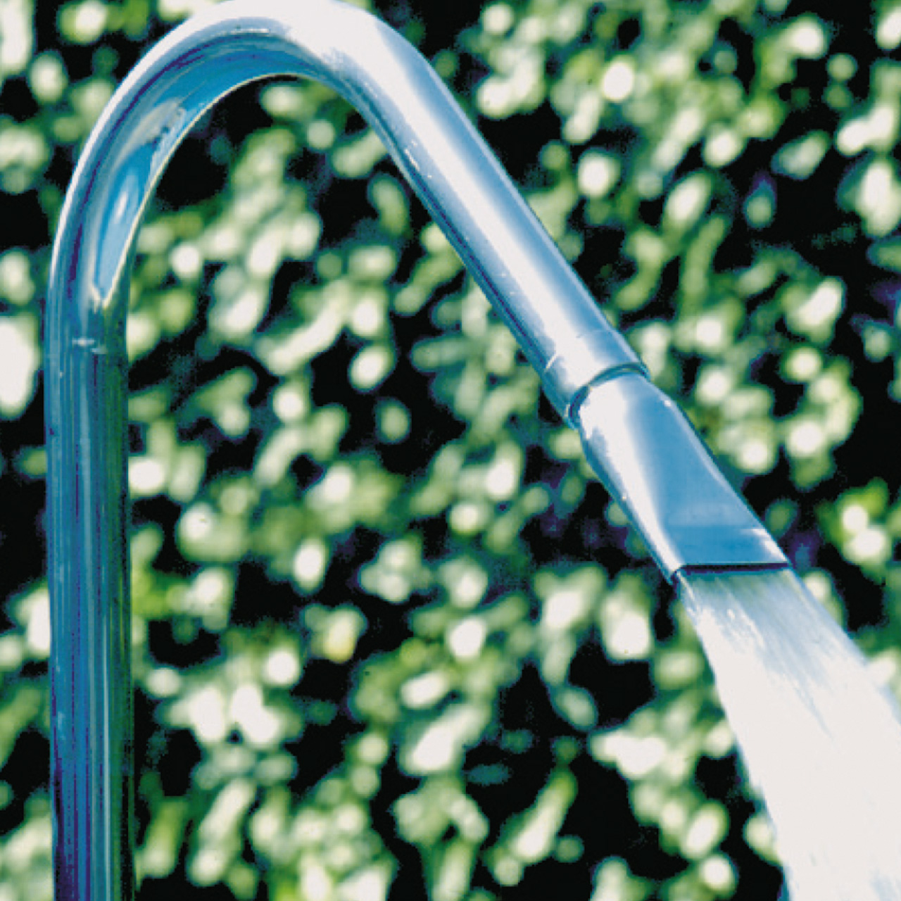 Schwallrohr aus Edelstahl, das Wasser in einem breiten Schwall in den Pool leitet