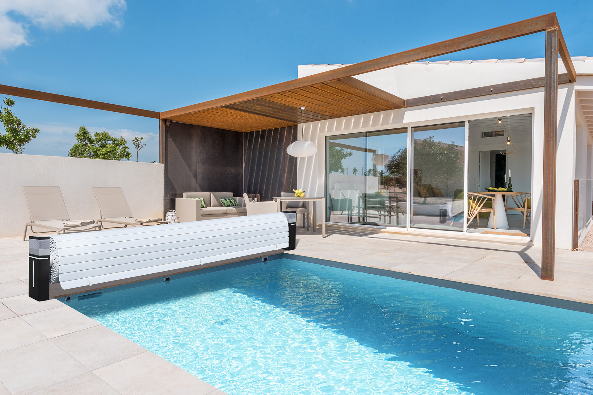 Detailansicht des schwarzen elektrischen Pool Aufrollers Tixit mit weißer Rollladenabdeckung am Beckenrand