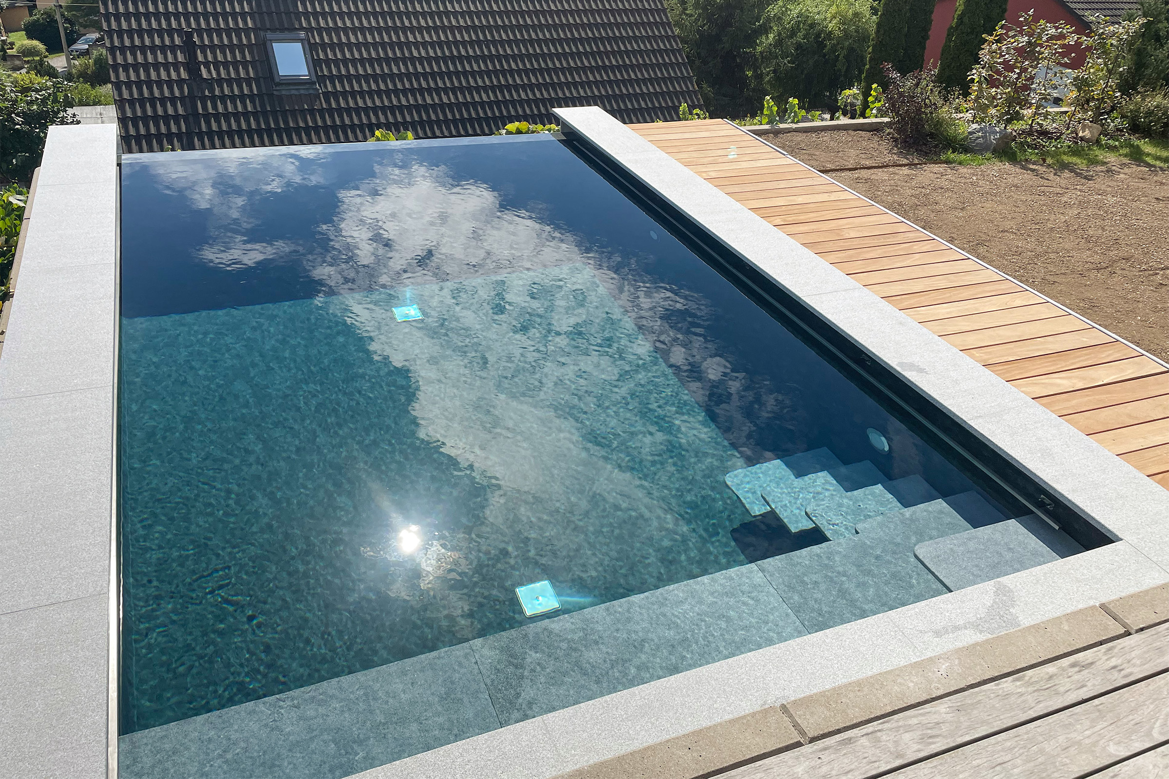 betonbecken-mit-infinityrinne-001 betonbecken-mit-infinityrinne-und-freitragender-treppe-aus-granit