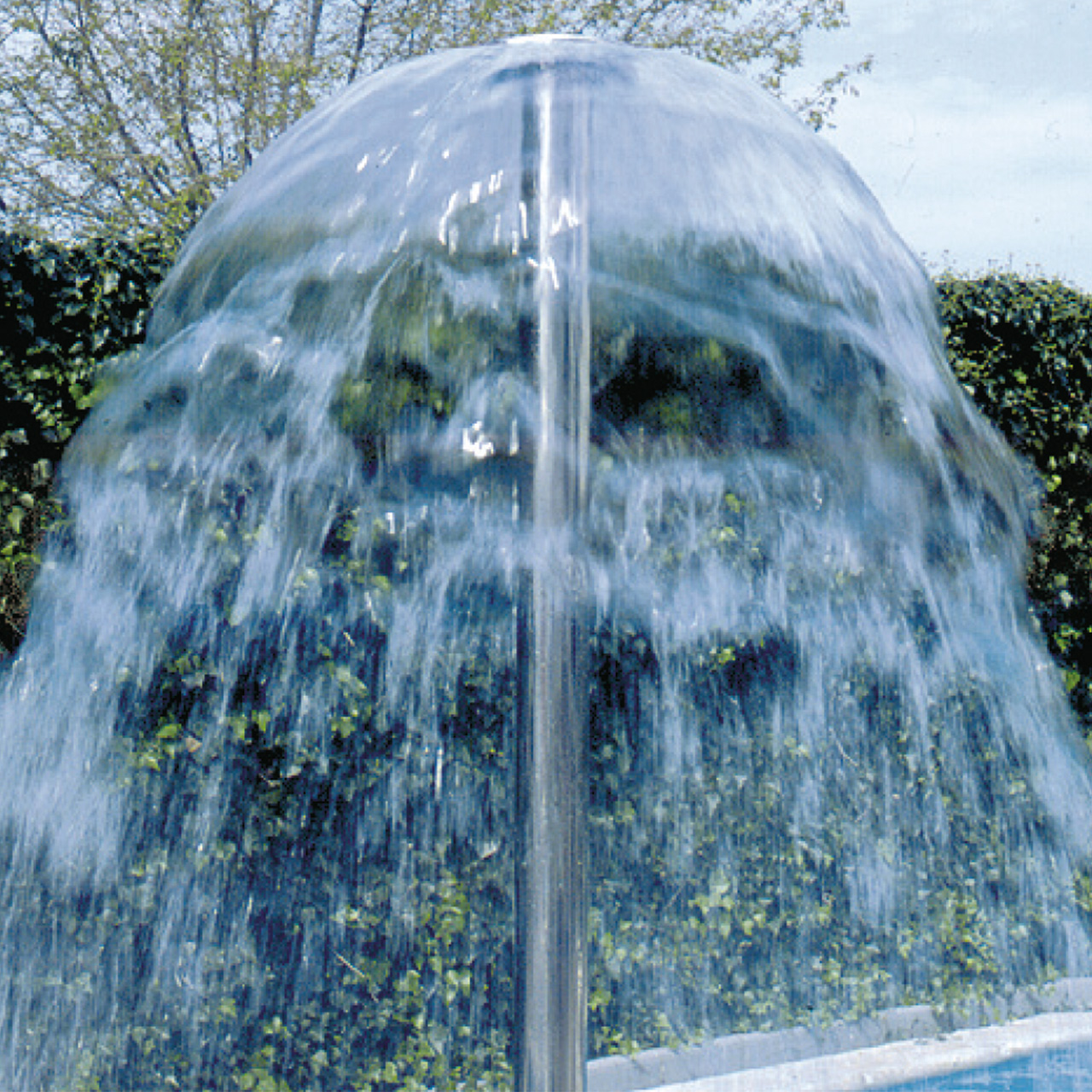 Wasserglocke als Wasserspiel, bei dem klares Wasser eine glockenartige Form bildet.