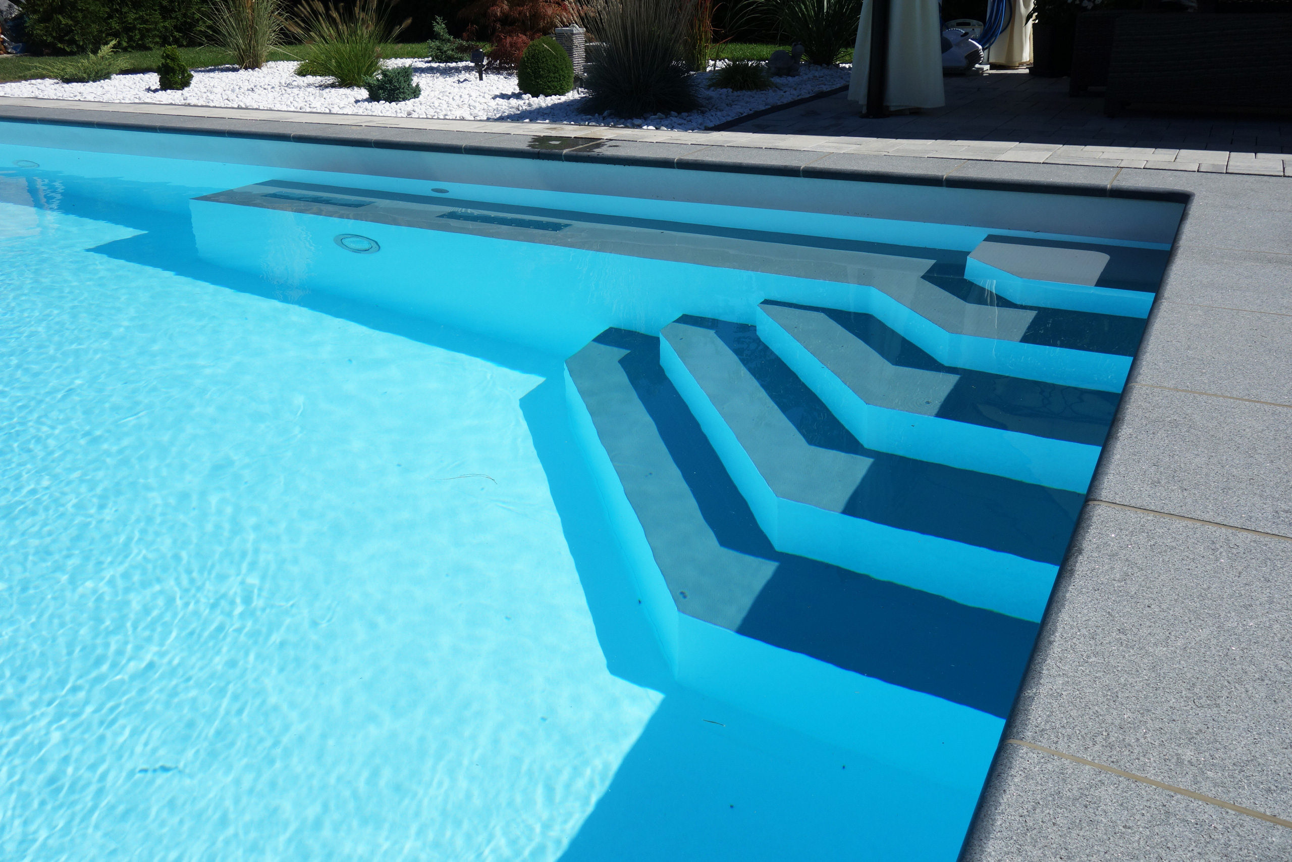 Detailansicht der Ecktreppe mit Podest und Luftsprudelsitz im Rechteckbecken