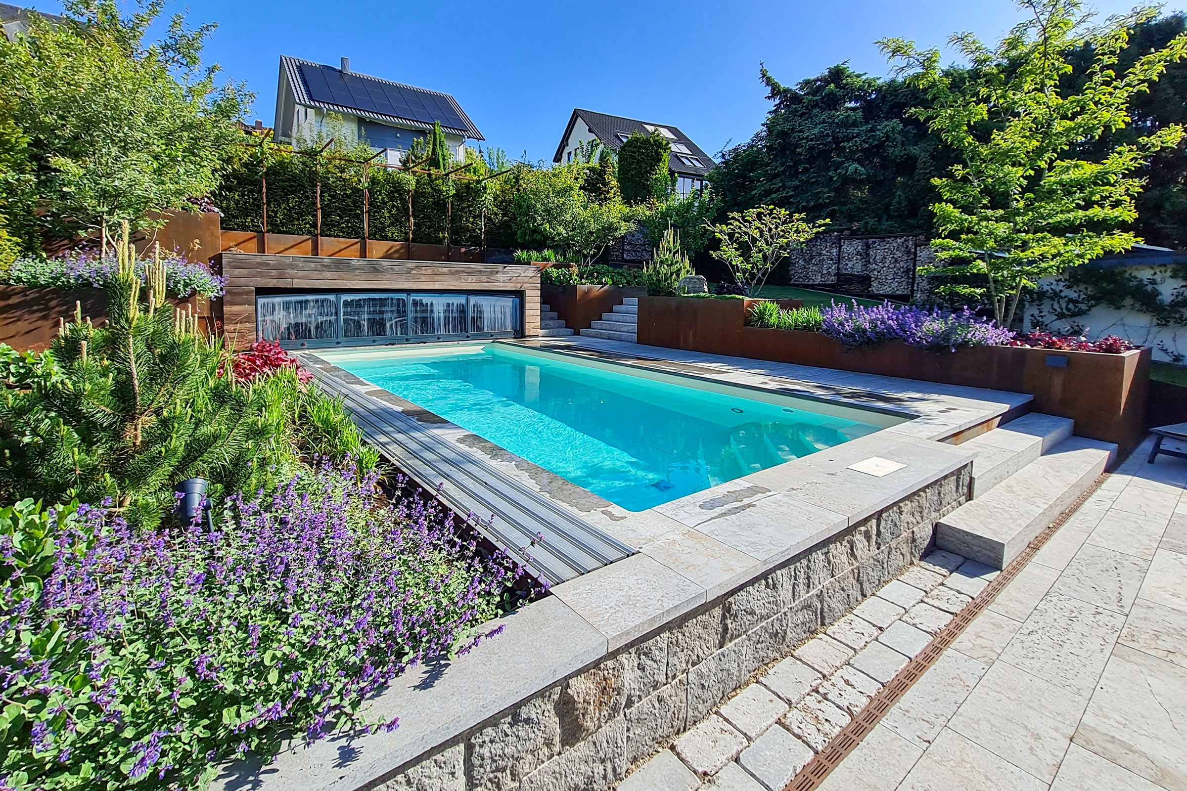 Einstiegstreppe mit Folienauskleidung im Sandton Flachwassereinstieg und großzügige Pooltreppe mit rutschfester Folienauskleidung