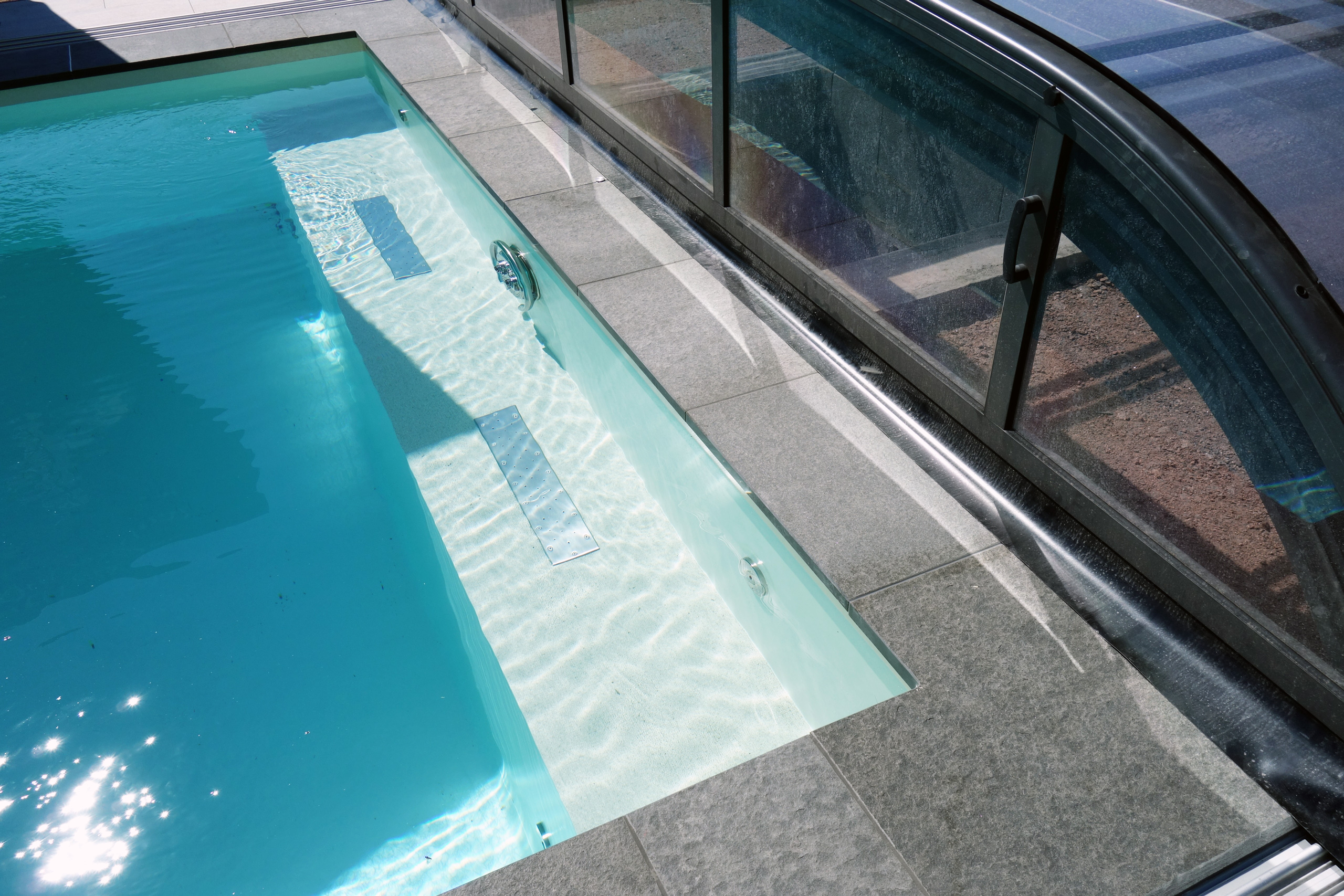 Edelstahl-Einbauteile und Gegenstromanlage im Rechteck-Schwimmbad mit Poolüberdachung