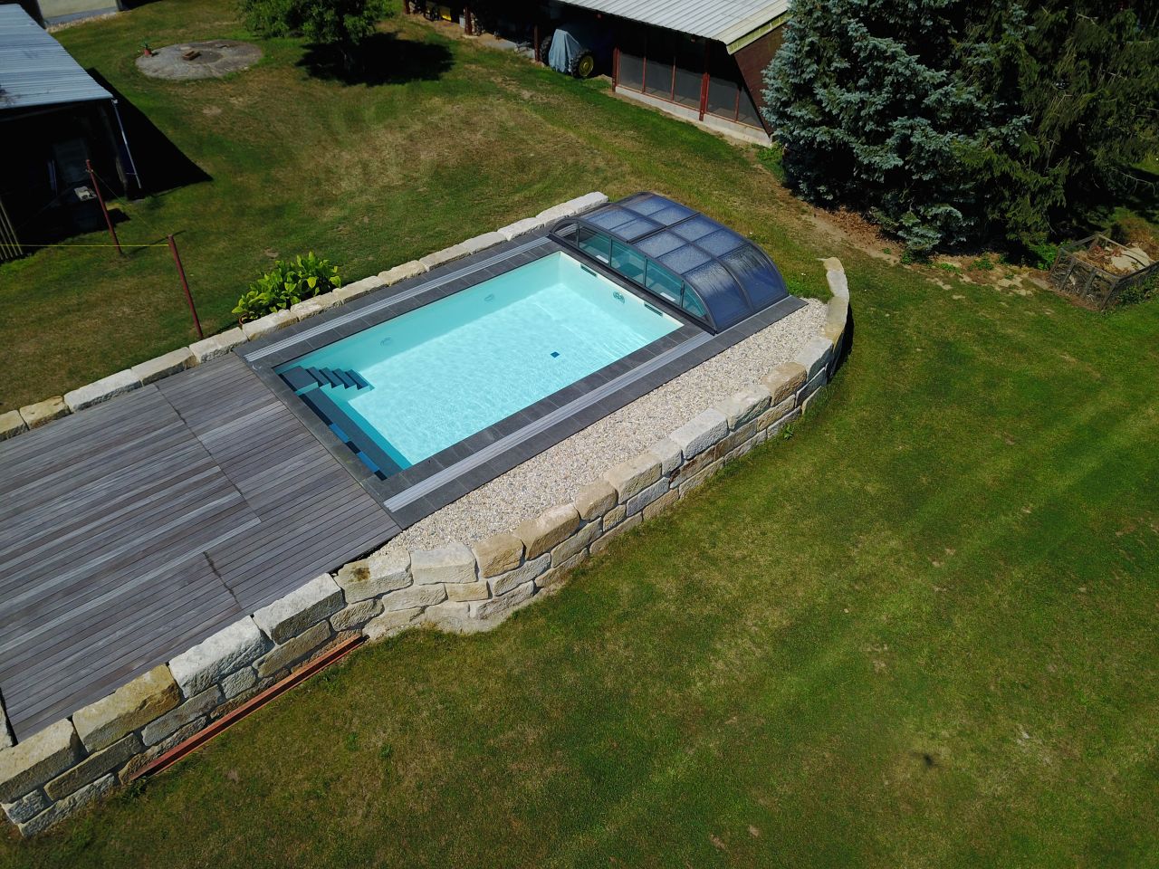 Schwimmbecken 4x7x1,50m mit Ecktreppe, Podest und Gegenstromanlage