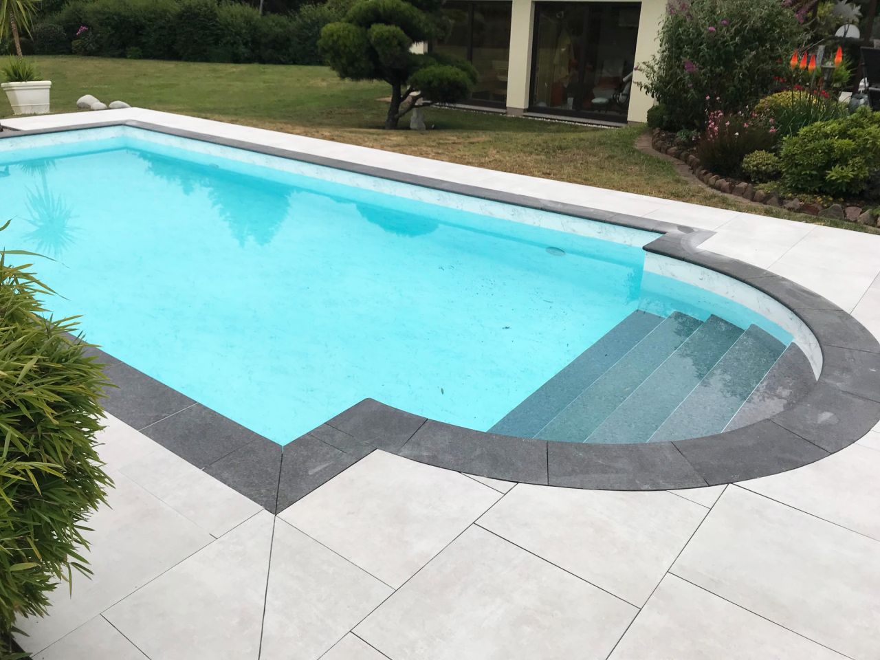 Referenzprojekt von FKB Schwimmbadtechnik in Brandenburg: Rechteck-Pool 4x8x1,5m mit außenliegender römischer Treppe