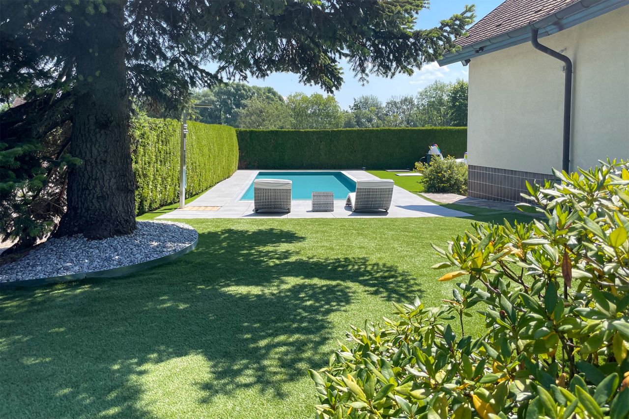 Referenzprojekt von FKB Schwimmbadtechnik in Baden-Württemberg: Polypropylen Rinnenpool 3,3x9,0x1,35m mit Rollladenabdeckung in Sitzbank