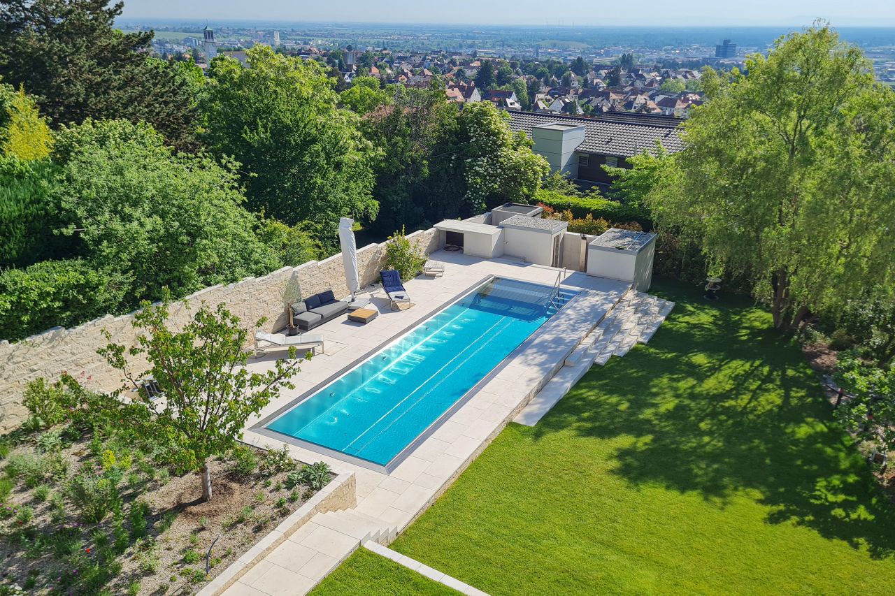 Referenzprojekt von FKB Schwimmbadtechnik in Rheinland-Pfalz: Edelstahlpool - Überlaufpool mit Luftsprudelliege & Eco-Technik