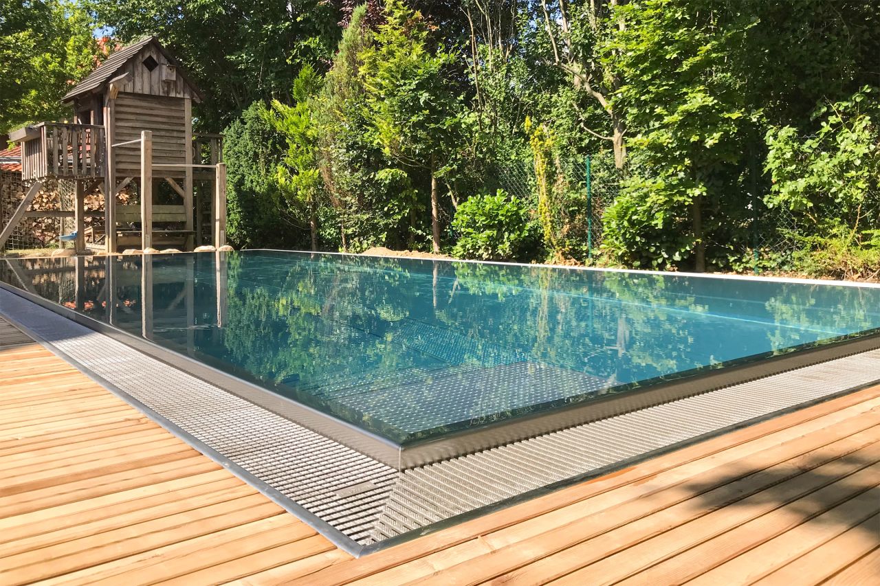 Referenzprojekt von FKB Schwimmbadtechnik in Nordrhein-Westfalen: Edelstahlbecken Überlaufpool 3,3x8x1,5m