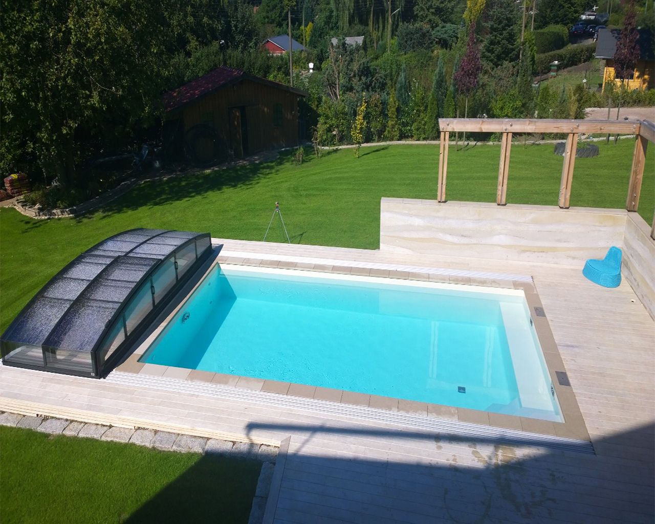 Referenzprojekt von FKB Schwimmbadtechnik in Hamburg: Rechteckbecken 4x8x1,55m mit Ecktreppe, Sitzbank und Überdachung Casablanca Infinity