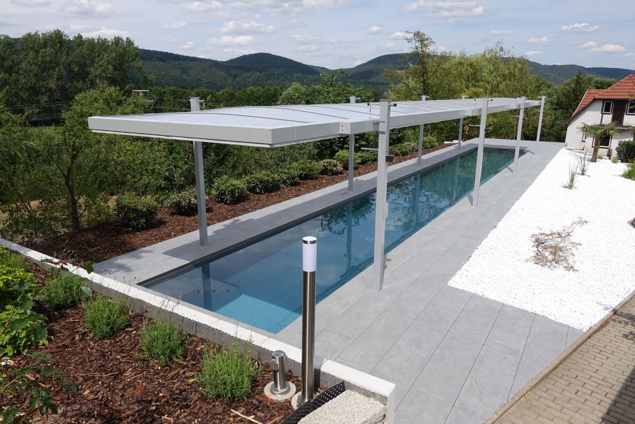 Referenzprojekt von FKB Schwimmbadtechnik in Thüringen: Schwimmbecken 2,5x20x1,35m mit gerader Treppe und Hubdach
