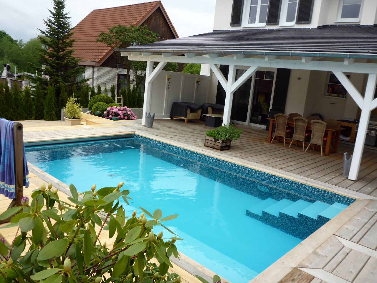 Referenzprojekt von FKB Schwimmbadtechnik: Schwimmbecken 3,8x8x1,5m mit Ecktreppe, Podest und Unterflurrollladen